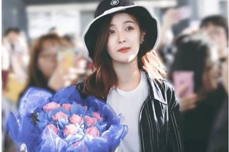火箭少女吴宣仪时尚街拍，白色羊羔毛外套甜美搭配