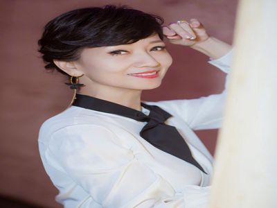 年过半百的她，杨幂都比不上 特别是她穿的那个花朵裙子