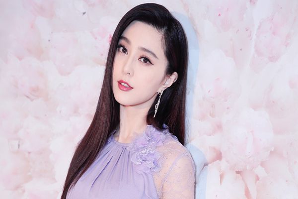 范冰冰和关晓彤同穿蛋糕裙,却在气质上赢了20岁的她！