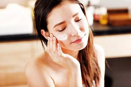 女生平滑肌肤怎能受长痘困扰，三种食物不能碰
