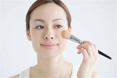 护肤忽视了这一件事，难怪女生的脸始终养不好
