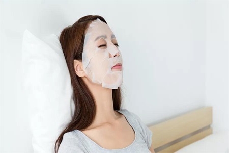 敷面膜对皮肤有什么好处？女性要知道这一点以免造成问题肌肤