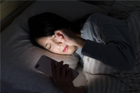 脸上肌肤长斑的三个重要原因 女性一定要避免皮肤色衰暗沉