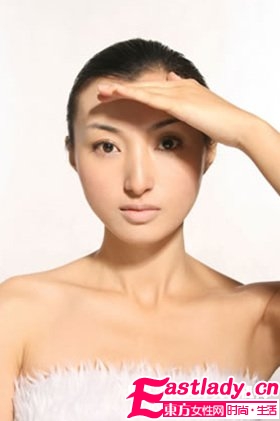 用热毛巾敷脸能收缩毛孔