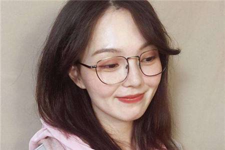 带眼镜的女孩如何打造电眼，清爽眼妆小技巧