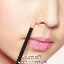 使用遮瑕液遮盖泛红鼻翼