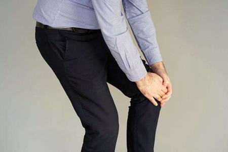 膝盖疼是怎么回事？女性膝盖疼不妨尝试这两种治疗方法