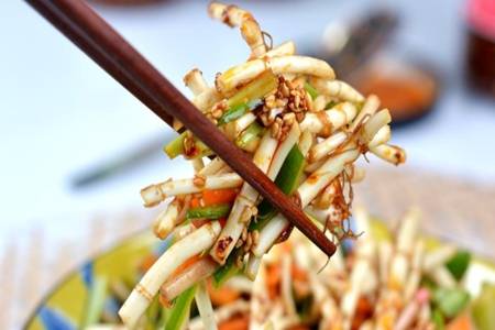鱼腥草的功效与作用，凉拌鱼腥草清热去火治疗咽喉不适