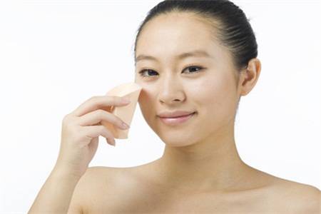 皮肤干燥瘙痒怎么治？秋冬季节皮肤这样保养才好