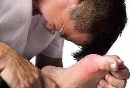 痛风的症状容易被人忽视，出现关节炎一定不能大意