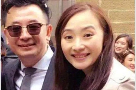 黄海波四字表白妻子曲栅栅太心酸，近照曝光复出接广告当导演