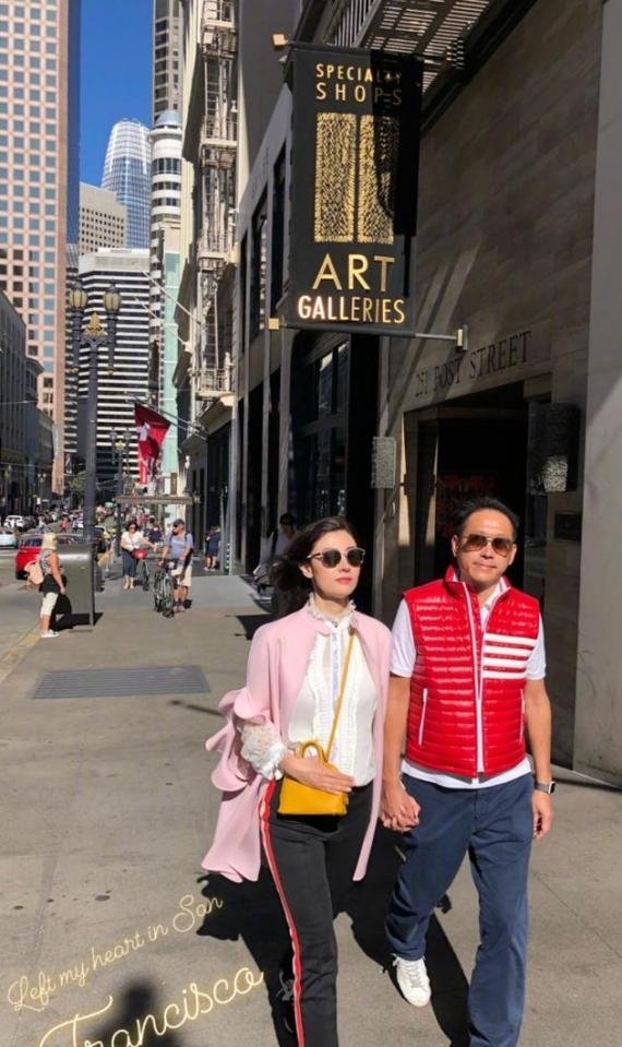 李嘉欣与老公美国游玩晒照恩爱 难得放风青春依