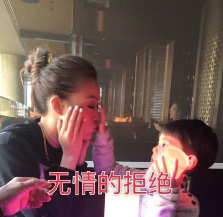 容祖儿亲吻嗯哼被拒，亲吻狂魔据亲，这是为什么