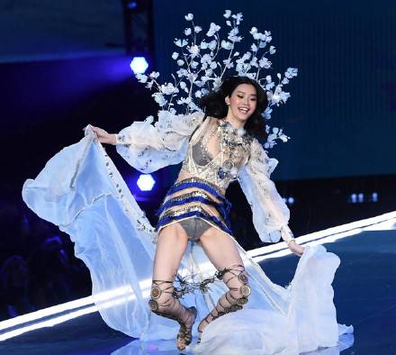 奚梦瑶维密秀上摔跤，吉克隽逸的鼓励引争议
