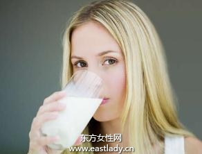 喝牛奶的好处多 补钙预防胆结石
