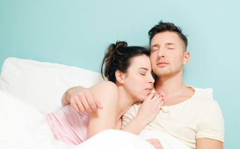 水瓶座女生如何追求 与水瓶座女生交往的技巧