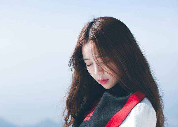 女人的这些小举动说明还爱着他