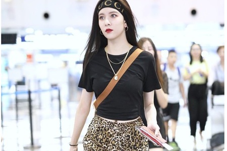 宋妍霏豹纹颜色搭配，时尚穿衣街拍，尽显狂野美女气质